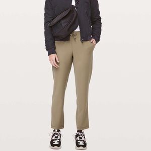 Lululemon On The Fly 7/8 Pant Woven Frontier Tan
Size 6